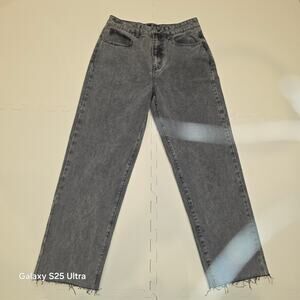 Cotton: On high rise, acid wash black, cutoff ankle, straight leg jeans sz 6